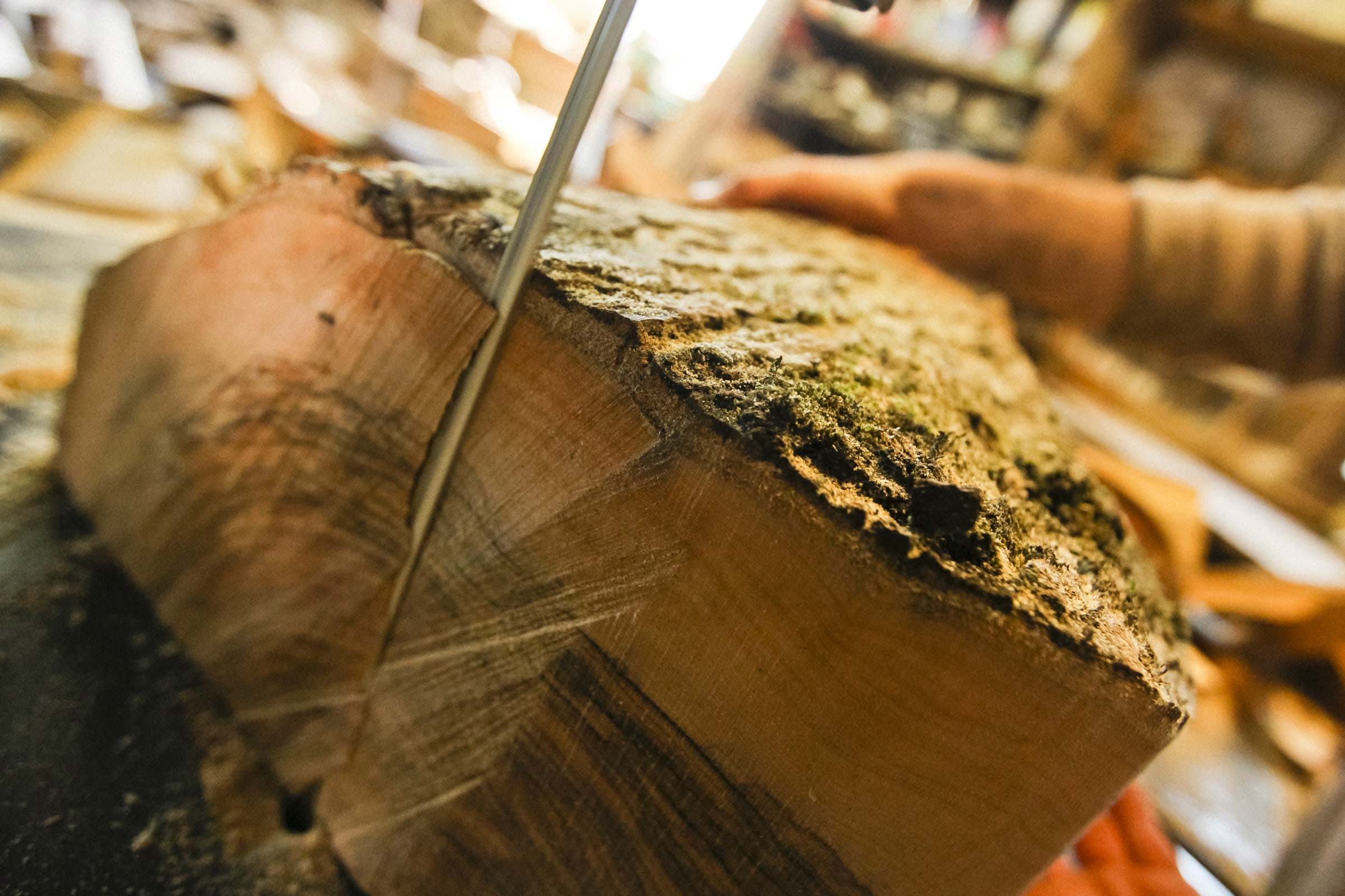 Découpedu bois d'olivier - Le travail artisanal du Bois d'olivier