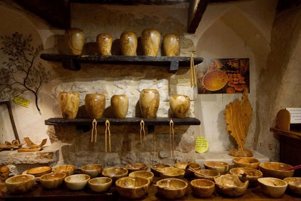 Vases et saladier - interieur de la boutique du Travail du Bois d'olivier à Tourrettes-sur-loup